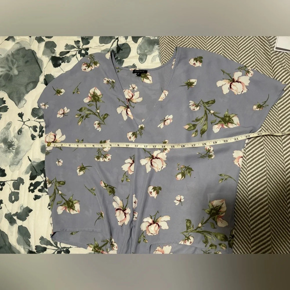 DYNAMITE Floral Top - Picture 6 of 6